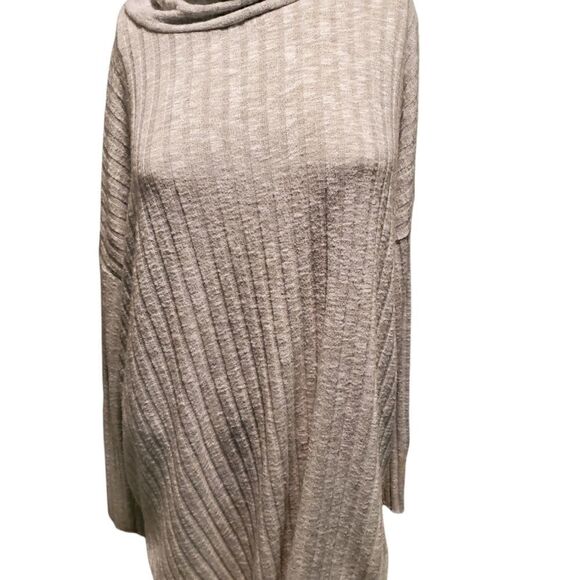 Urban outfitters out from under turtleneck - Picture 2 of 11